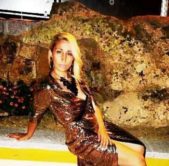 CINZIA DIDDI, la talentuosa Stilista Pratese, veste Mariagrazia Cucinotta nel film TUTTO LISCIO diretto da Igor Maltagluati